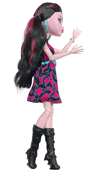 Monster High Welcome To Monster High Monstrous Rivals Draculaura Doll With Outfit