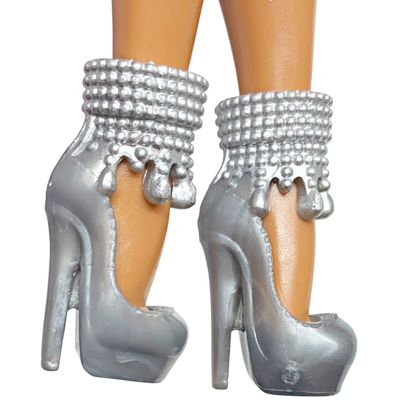 LOL Surprise OMG Missy Frost Fashion Show Style Edition Doll Replacement Silver Shoes